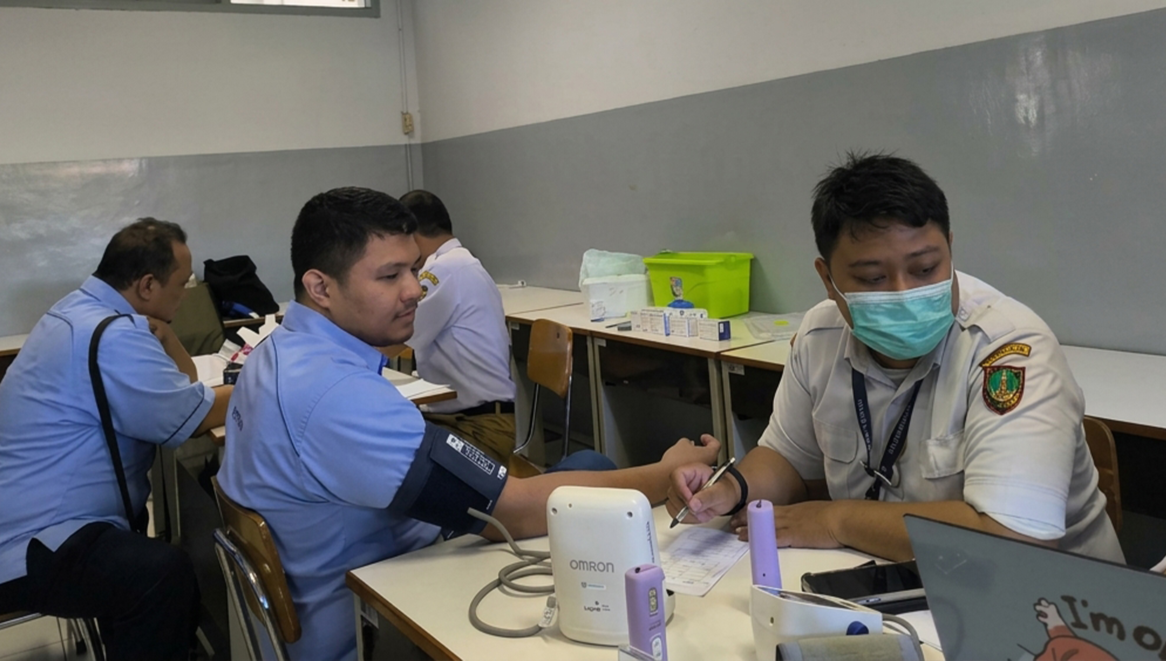 Cek kesehatan karyawan dan mahasiswa